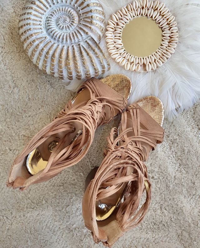 Sandalias abotinadas beige y doradas