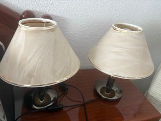 Lámpara de mesita de noche beige y dorada