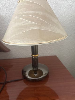 Lámpara de mesita de noche beige y dorada