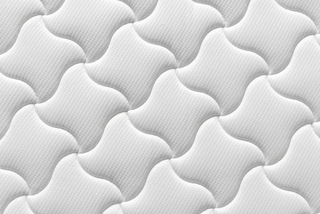 Colchón de tela gris y blanco