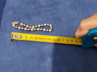 Collar y pulsera de perlas blancas.
