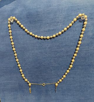 Collar y pulsera de perlas blancas.