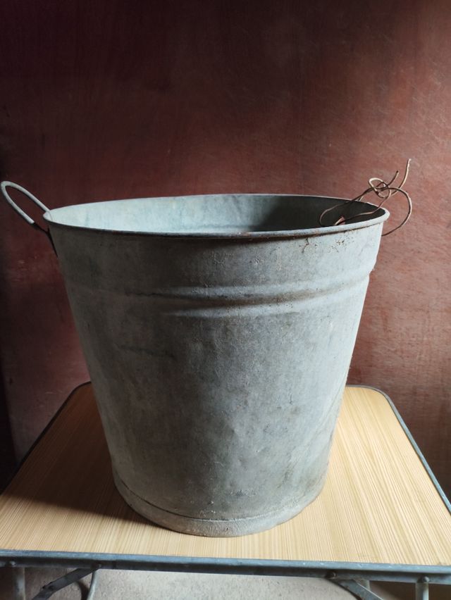 Barreño antiguo de metal