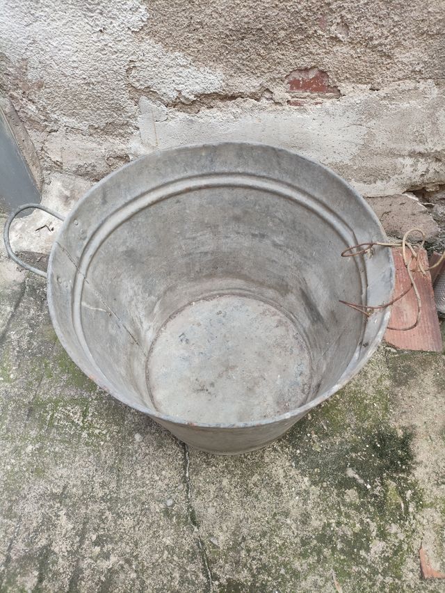 Barreño antiguo de metal