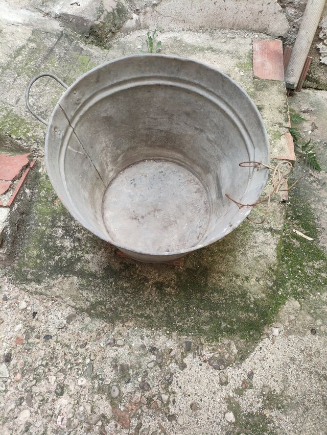 Barreño antiguo de metal