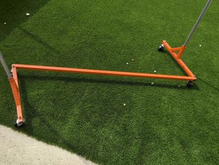 Perchero colgador de metal plateado