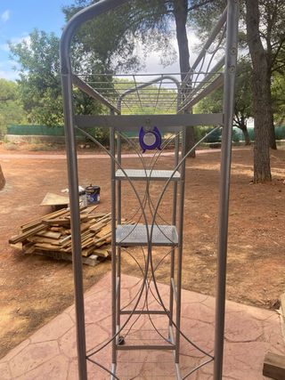 Armario percha de metal con ruedas