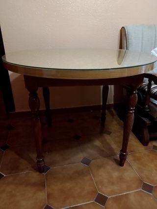 Mesa redonda de comedor de madera con cristal .