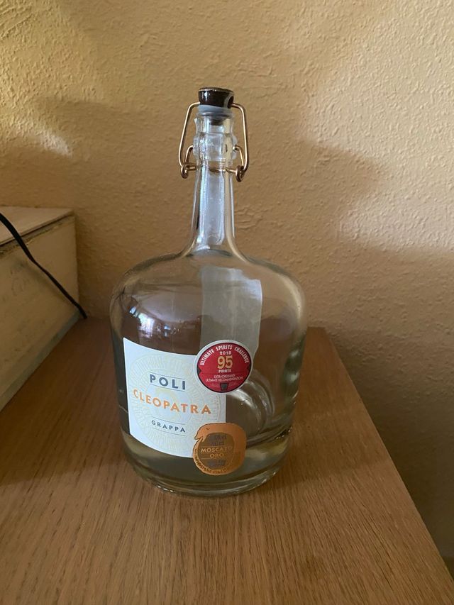 Botella Poli Cleopatra Grappa con cierre