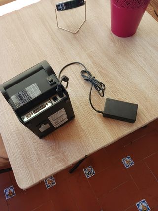 Impresora de tickets negra y verde