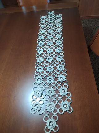 Camino de mesa crochet beis.