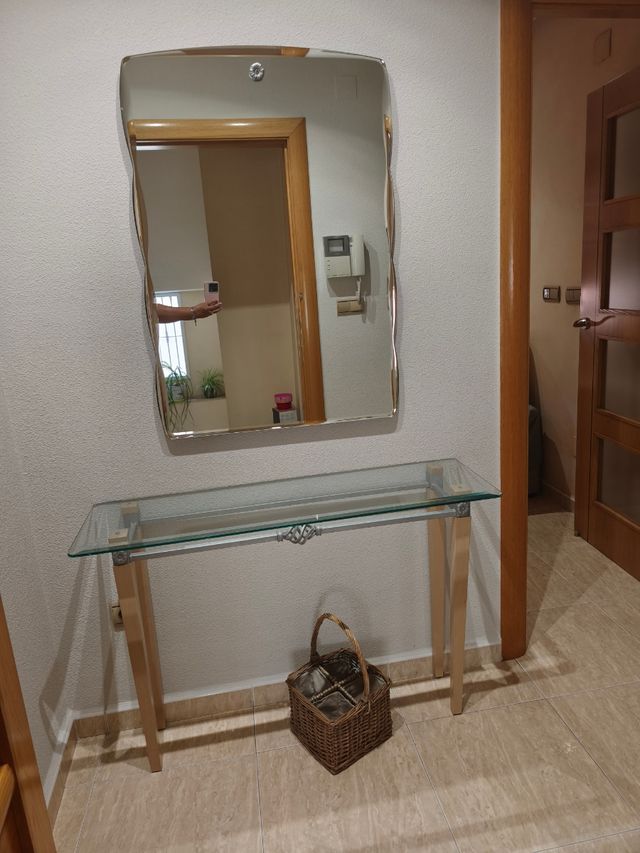 Recibidor de cristal y madera