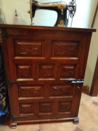Máquina de coser Singer antigua con mueble de made