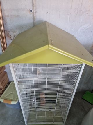 Jaula para pájaros verde oliva y blanca