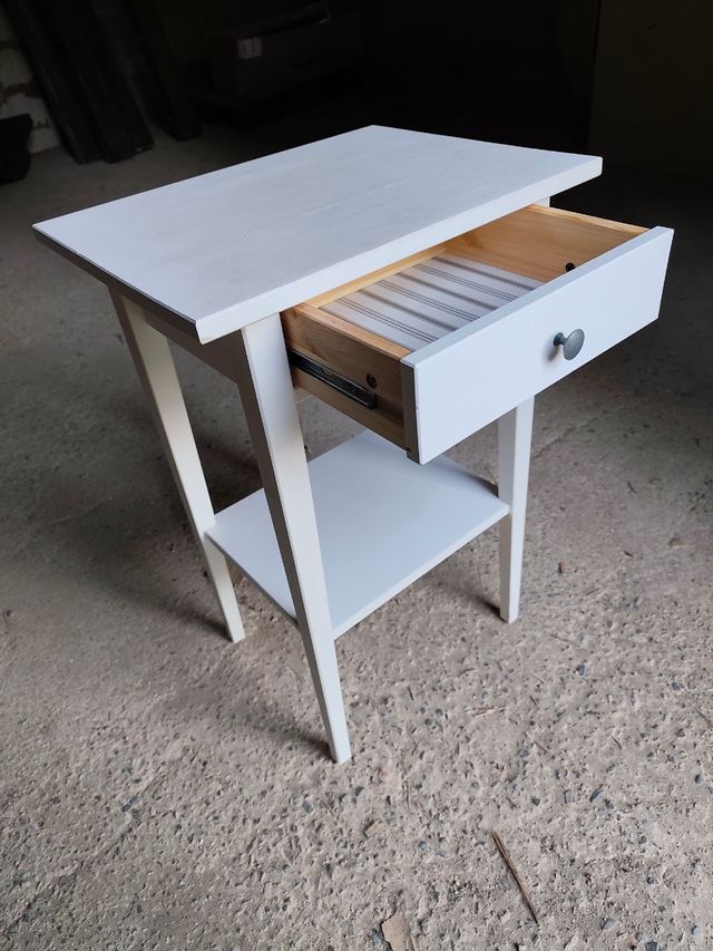 Mesita de noche blanca de madera