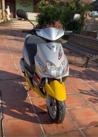 Moto Yamaha plateada y amarilla