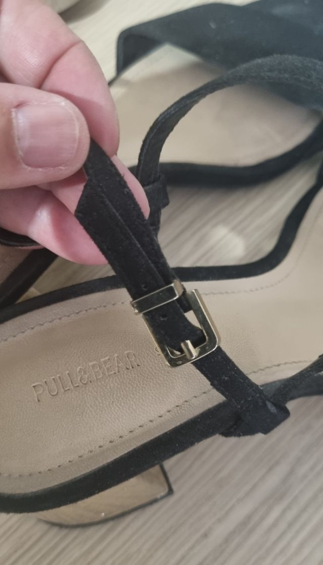 Sandalias Pull&Bear tacón dorado negras