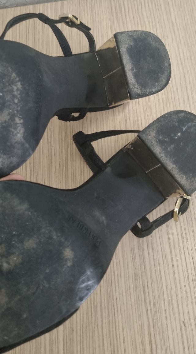 Sandalias Pull&Bear tacón dorado negras