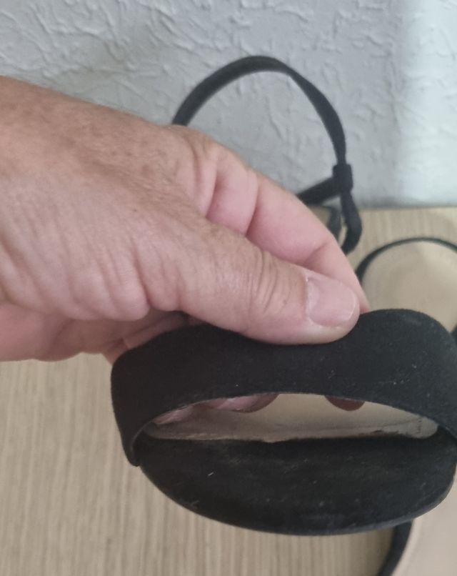 Sandalias Pull&Bear tacón dorado negras