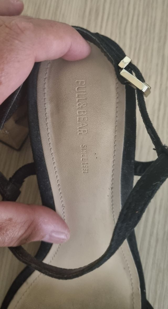 Sandalias Pull&Bear tacón dorado negras