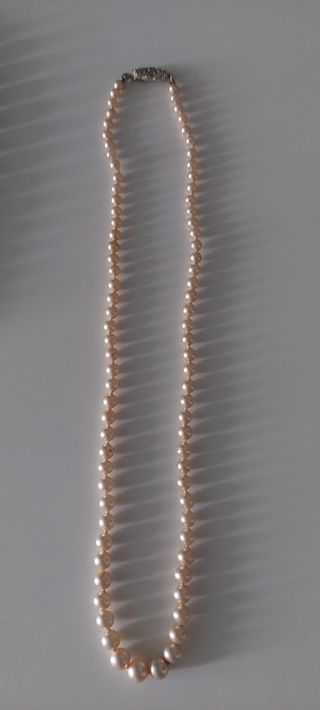 Collar de perlas con cierre plateado