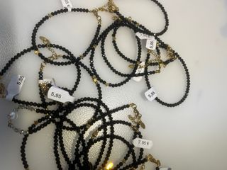 Pulsera negra con perla y detalles dorados