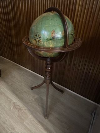 Globo terráqueo antiguo de madera. vintage
