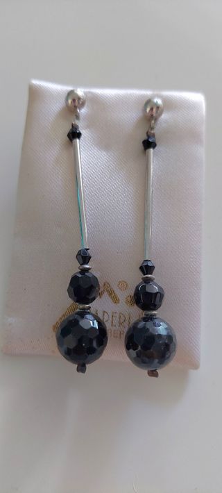 Pendientes de perlas negras y plateadas