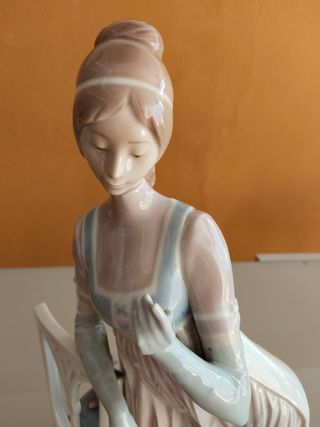 Figura Lladro.Dama apoyada en silla.