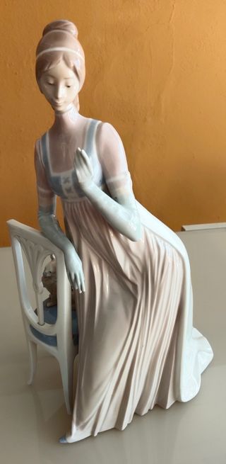 Figura Lladro.Dama apoyada en silla.