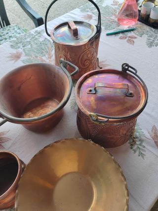 Oggetti in rame decorati