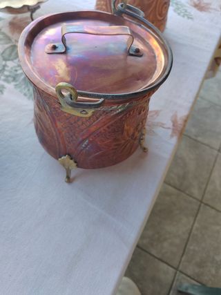 Oggetti in rame decorati