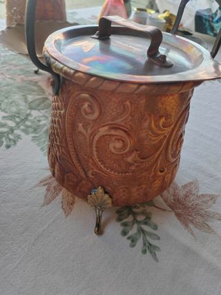 Oggetti in rame decorati