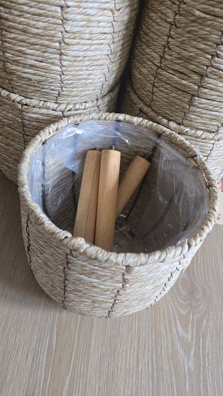 Maceta de mimbre con patas de madera