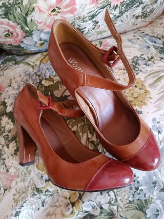 Zapatos de tacón marrones y naranja, de charol