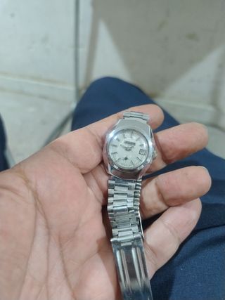 Reloj de pulsera plateado para mujer