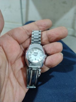 Reloj de pulsera plateado para mujer