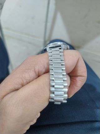 Reloj de pulsera plateado para mujer