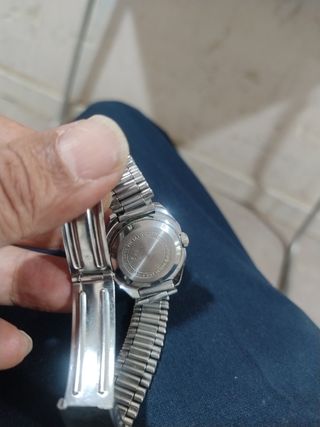 Reloj de pulsera plateado para mujer