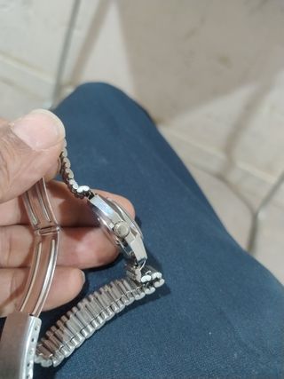 Reloj de pulsera plateado para mujer