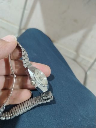 Reloj de pulsera plateado para mujer