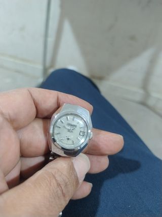 Reloj de pulsera plateado para mujer