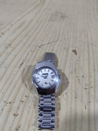 Reloj de pulsera plateado para mujer