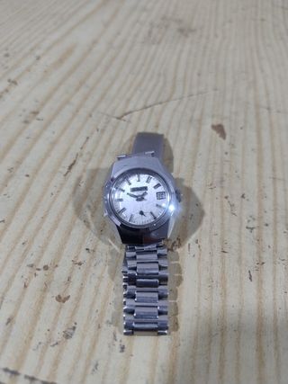 Reloj de pulsera plateado para mujer