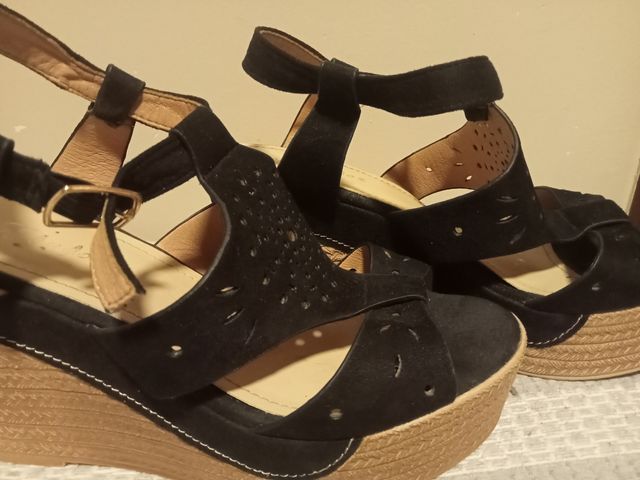 Cuñas negras de esparto con tiras