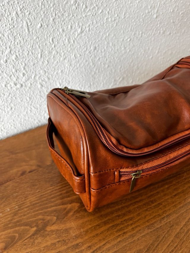 Pochette in similpelle marrone con chiusura tonda