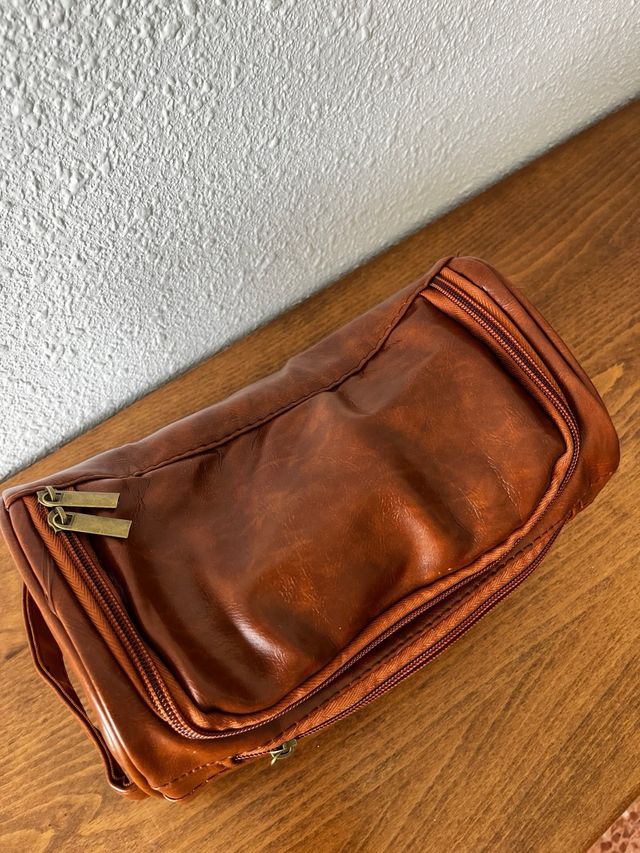 Pochette in similpelle marrone con chiusura tonda