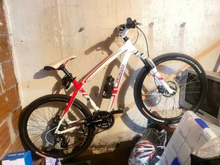 Bicicleta Specialized Blanca y Roja