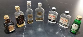 7 bottiglie da collezione assortite