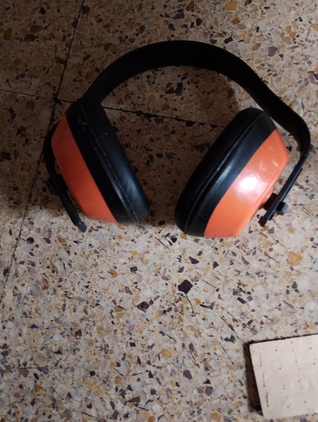 Orejeras de seguridad naranjas y negras